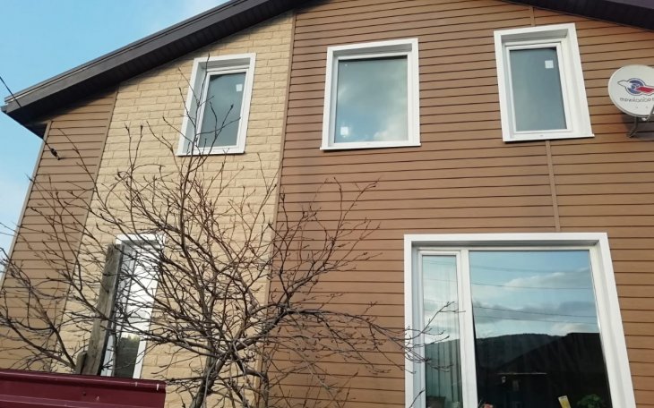 Сайдинг Timberblock Кедр натуральный и сайдинг Стоун-Хаус камень золотистый